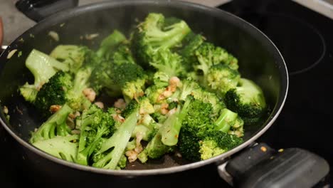 stir-frying broccoli with shrimp