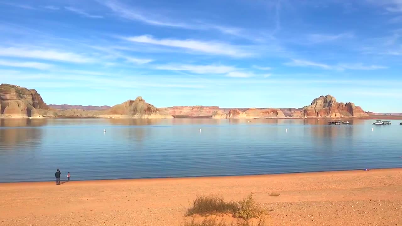 imágenes panorámicas del lago powell con la cámara moviéndose lentamente de izquierda a derecha.
