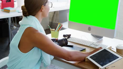 diseñadora gráfica que trabaja en la computadora