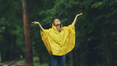 mujer encantadora en un impermeable amarillo