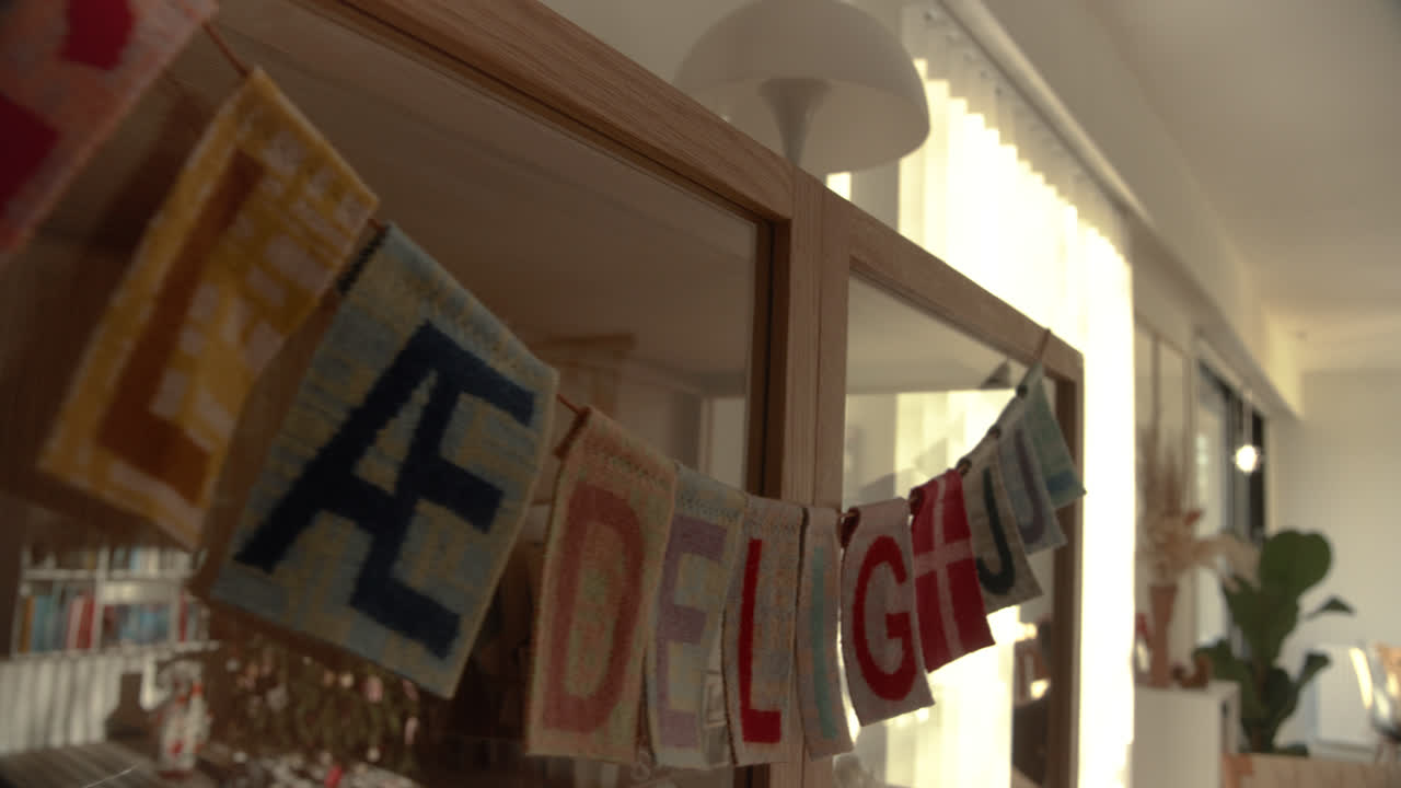 덴마크어 메리 크리스마스 편지 현대 장식 스칸디나비아 스타일 인테리어 hygge 거실에서 빛을 닫습니다