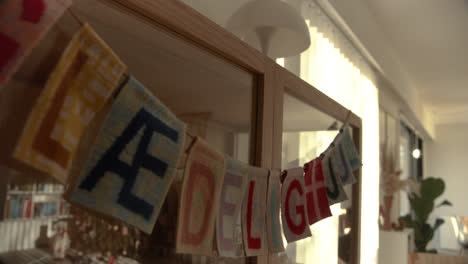 letras de feliz navidad danesas decoración moderna estilo escandinavo hygge interior en la sala de estar cerca de la luz