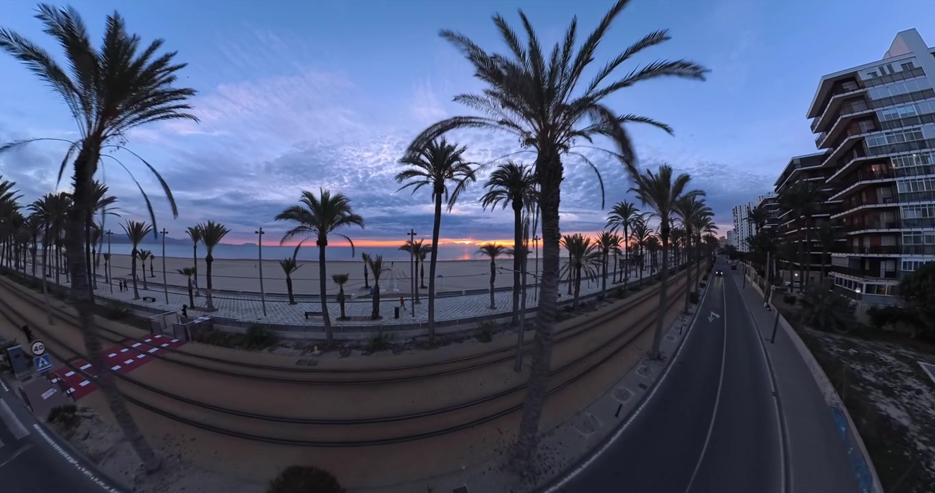 Splendida vista aerea a 360 gradi del vivace paesaggio costiero, della spiaggia e urbano di Alicante durante un tramonto pittoresco.