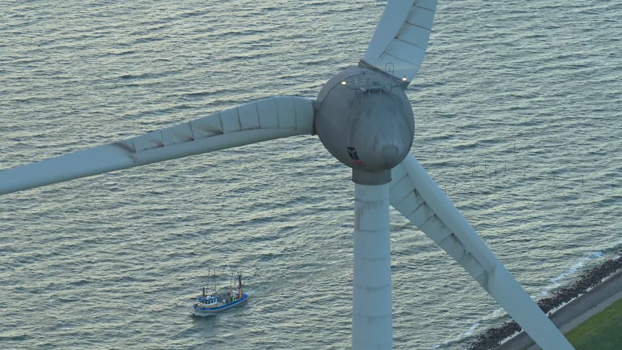 Turbine eoliche offshore a filo d'acqua, peschereccio nelle vicinanze, transizione energetica, Paesi Bassi