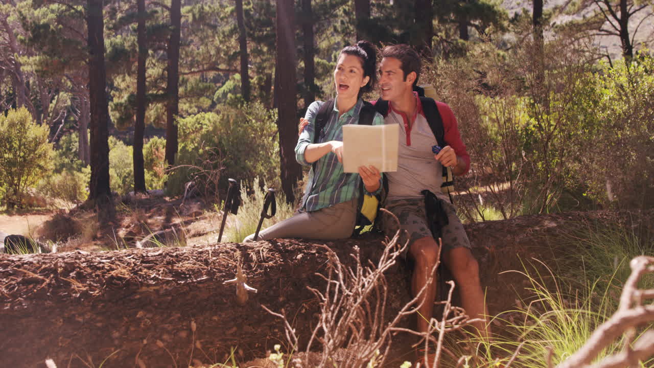 la pareja está buscando una manera