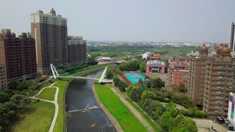 puente en taoyuan taiwán con el horizonte de la ciudad en segundo plano
