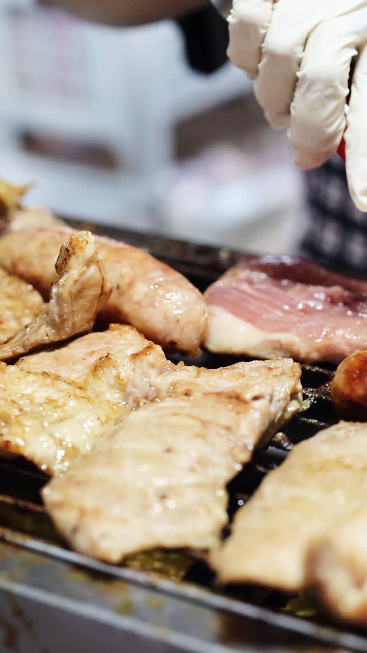 길거리에서 맛있는 돼지고기와 소시지 그릴링