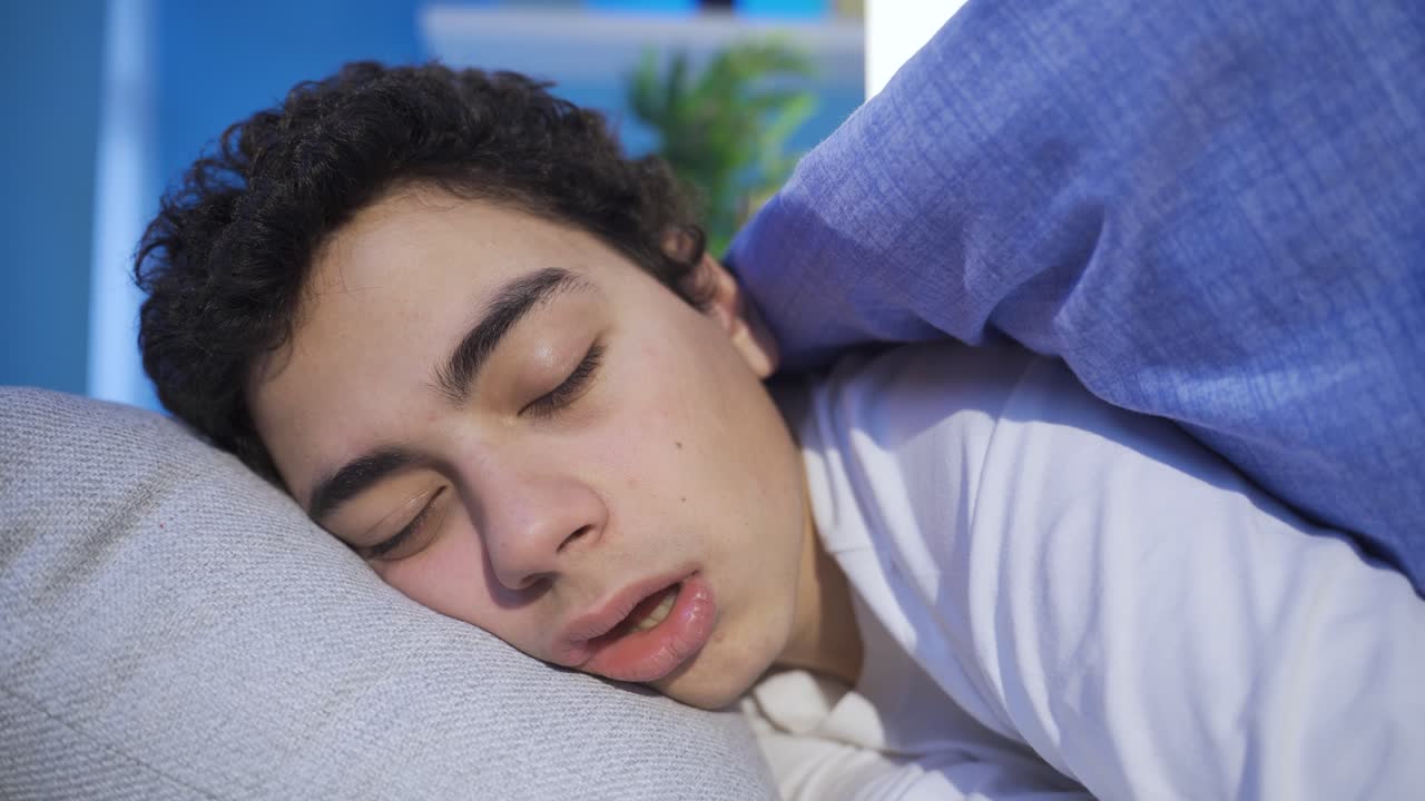 집에서 잠을 자는 피곤하고 느슨한 소년.