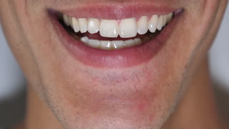 primer plano de un joven sonriendo