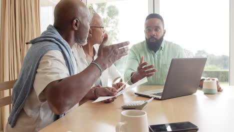 Asesor-Financiero-Afroamericano-Y-Pareja-Mayor-Hablando-En-Casa,-Cámara-Lenta