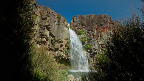 Powerful-water-dropping-from-20-meters-off-volcanic-cliff,-Taranaki-Falls