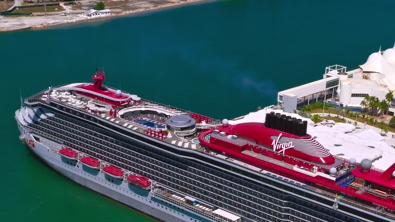 Nave da crociera ormeggiata nel porto di Miami con acqua cristallina e cielo soleggiato