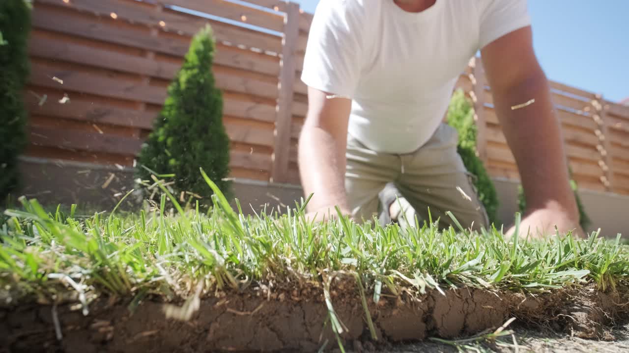 정원사 가 자연 잔디 잔디 를 굴러 놓고 있다