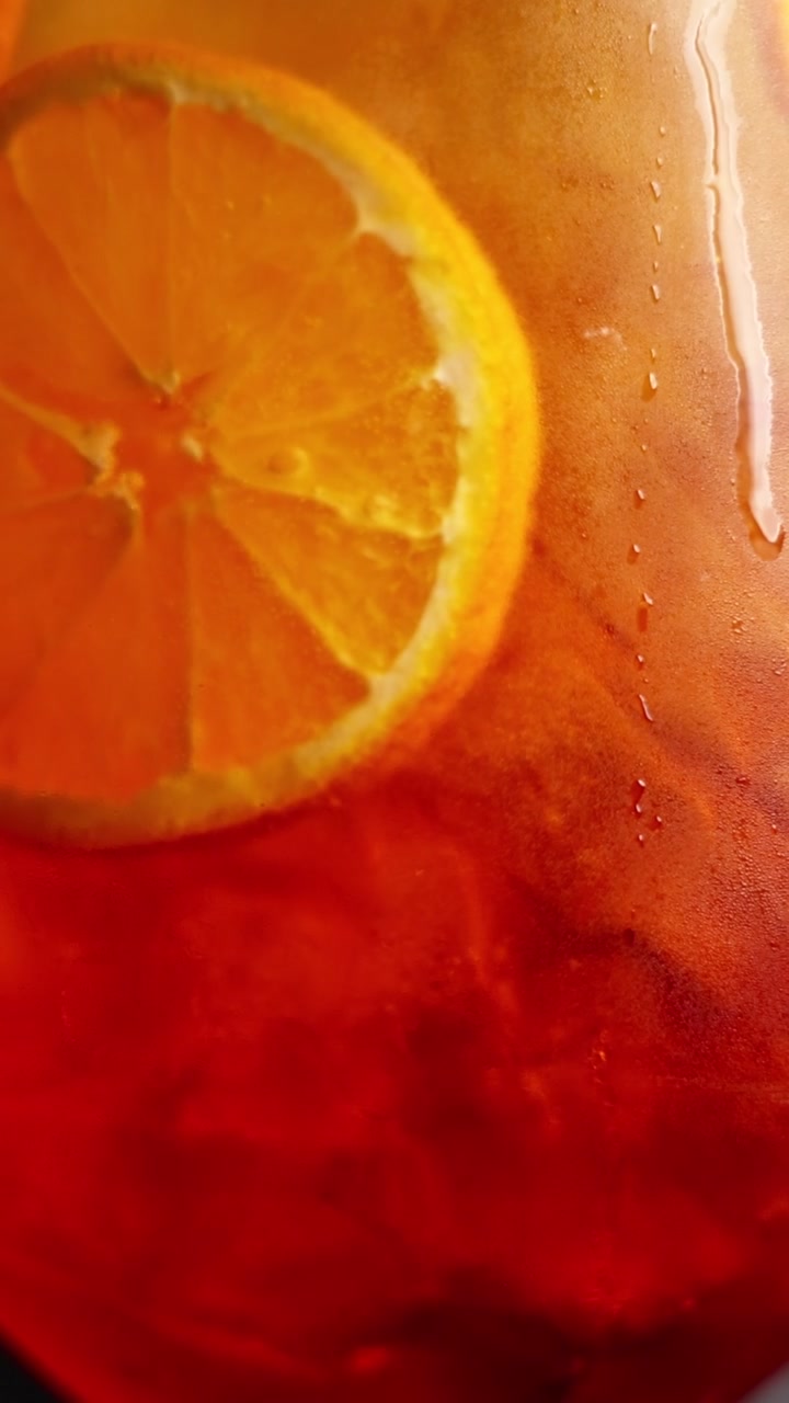 Primo piano di rinfrescante cocktail Spritz all'arancia con ghiaccio