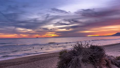 Zeitraffer-Marbella-Costa-Del-Sol-Sonnenuntergang,-Wunderschöner-Magischer-Sonnenuntergang-Mit-Strand-Im-Vordergrund-Und-Erstaunlicher-Bunter-Sonnenuntergang