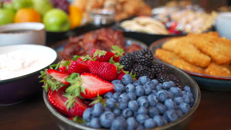 buffet de desayuno, que incluye huevos, café, jugo, tocino y patatas
