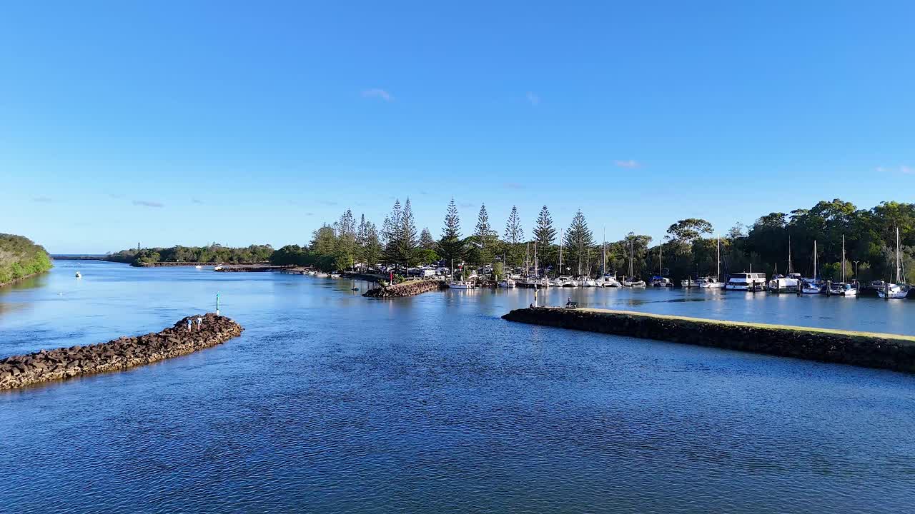 vista aérea panorámica de la marina y las vías fluviales