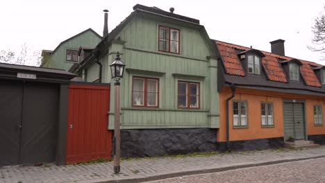Schwenkansicht-Des-Typischen-Bunten-Hauses-Und-Der-Tür-Im-Nordeuropäischen-Wohngebiet