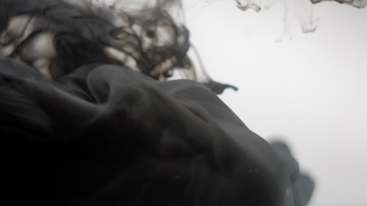 черная жижа, текущая в воде