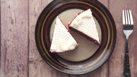 dos rebanadas de pastel de terciopelo rojo en un plato
