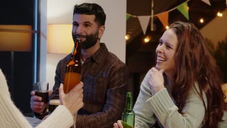 grupo de amigos en casa o en un bar celebrando en la fiesta del día de san patricio bebiendo alcohol y haciendo aclamaciones