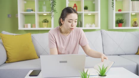 불안장애를  ⁇ 고 있는 젊은 여성이 공황 상태입니다.