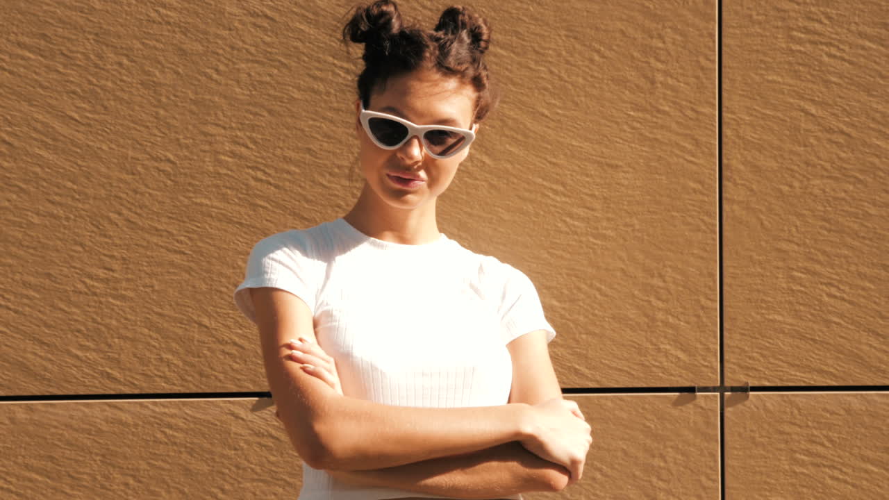 색 선글라스와 티셔츠를 입은 여자