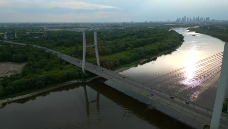 Siekierkowski-Brücke-Und-Weichsel-Bei-Sonnenuntergang-In-Warschau,-Polen---Luftaufnahme-Einer-Drohne