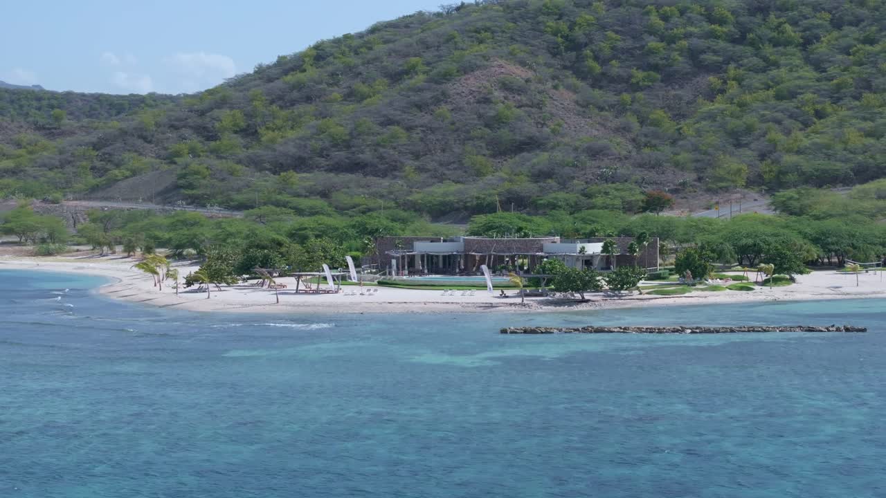 도미니카 공화국 에서 여름 에 평온 한 푸른 바다 를 가진 경치 좋은 해변 의 공중 전망