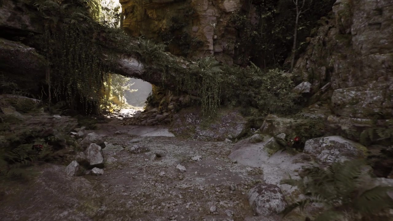 Gola tropicale appartata con arco illuminato e vegetazione lussureggiante