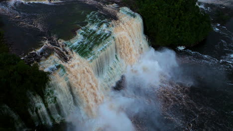 la cascada de el hacha en la laguna de canaima al atardecer