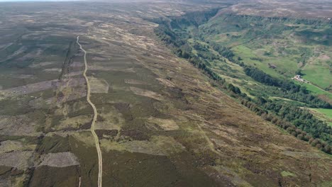 páramos del norte de york, robin hoods bay, cabeza de fryupdale a principios del sol de otoño, clip 3, movimiento: avance hacia el video de dale head, 4k, 25fps, h264 dji inspire 2