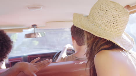 Grupo-De-Amigos-Relajándose-En-El-Coche-Durante-El-Viaje-Por-Carretera