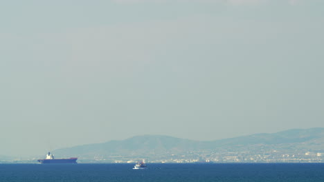 Barcos-En-El-Mar-Por-La-Ciudad-Costera.