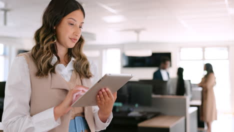 búsqueda, tableta y mujer de negocios en la oficina