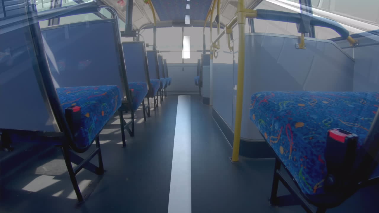 도로 위에 파란색 좌석을 가진 비어 있는 버스의 애니메이션