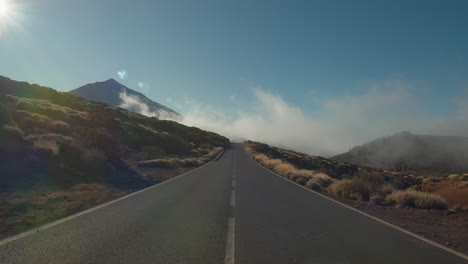 Landschaft-Mit-Bergstraße-Und-Segelwolken-Teneriffa