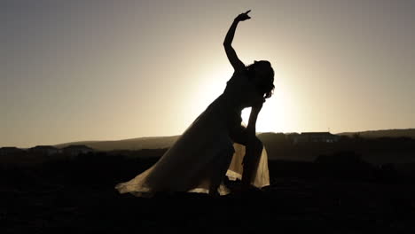 Silhouette-Eines-Mädchens,-Das-Im-Sonnenuntergang-Tanzt