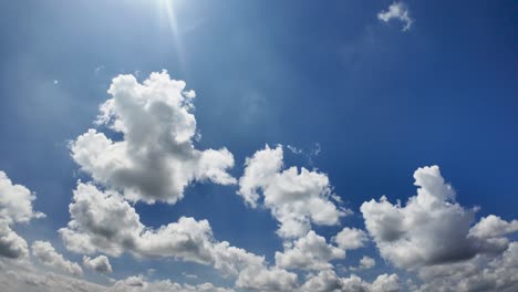 una toma de 360 de un cielo azul y despejado.