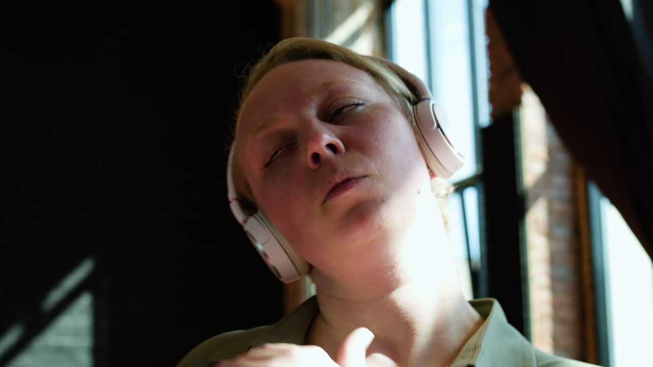 실내에서 춤을 추는 여자