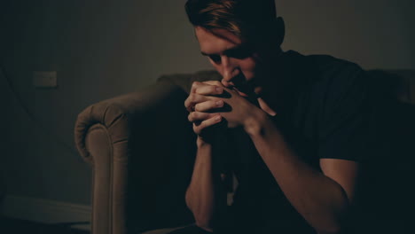 un hombre en desesperación