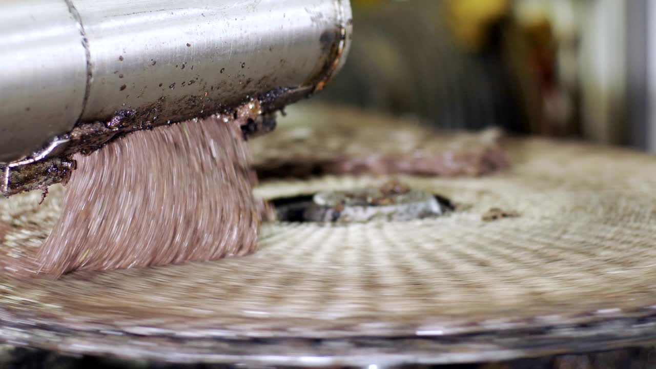 이탈리아 남부의 오이브 오일 밀에서 올리브 오일을 만드는 것