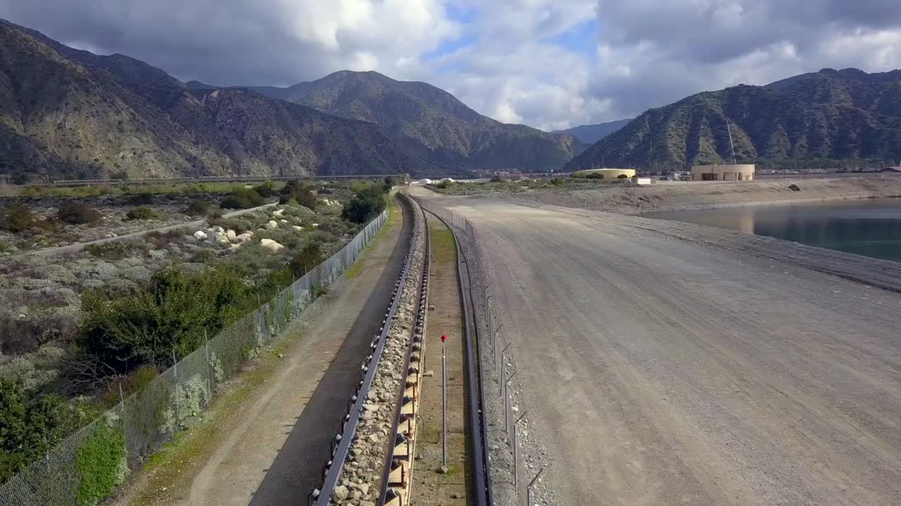 멀리까지 어있는 강바닥을 따라 바위의 긴 컨베이어의 공중 비행