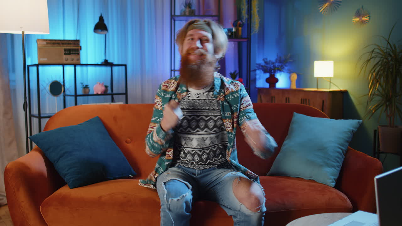 hombre feliz emocionado sorprendido, conmocionado por la repentina victoria, buenas noticias de victoria, celebrando, wow reacción