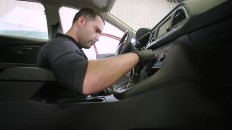 reparación interior de automóviles por un mecánico