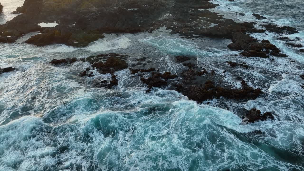 Ripresa con drone che si allontana da una costa rocciosa sulla costa occidentale americana