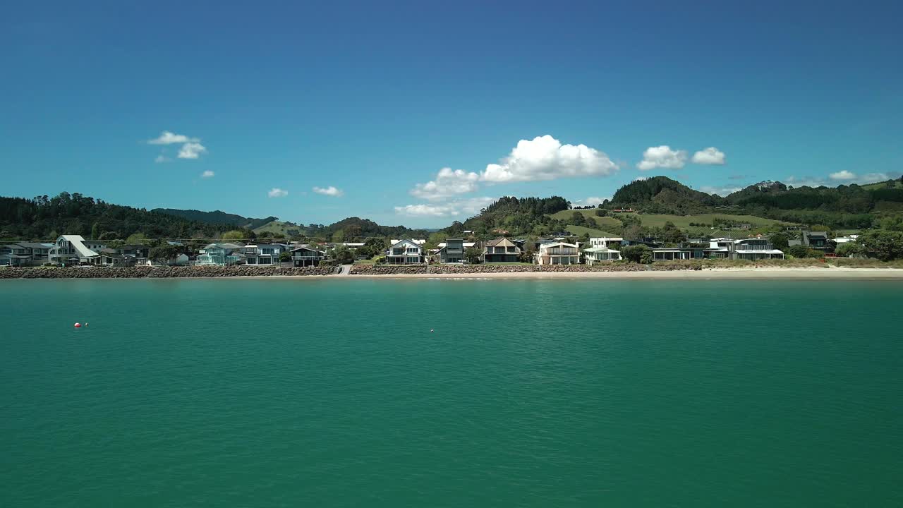 뉴질랜드의 고립된 타운십을 따라 해변가 부동산을 따라 비행