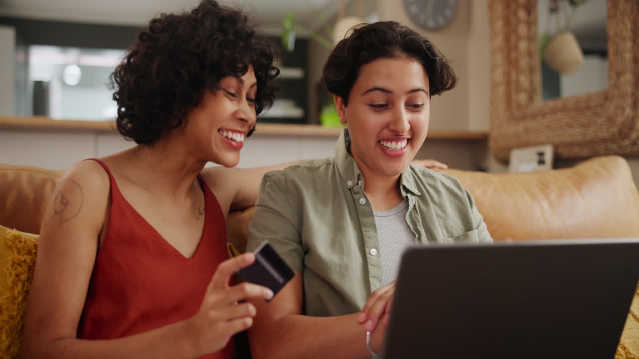 dos mujeres celebrando una compra en línea