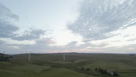 Big-sky-clouds-over-spinning-wind-turbines-at-Whitelee-moor,-Scotland