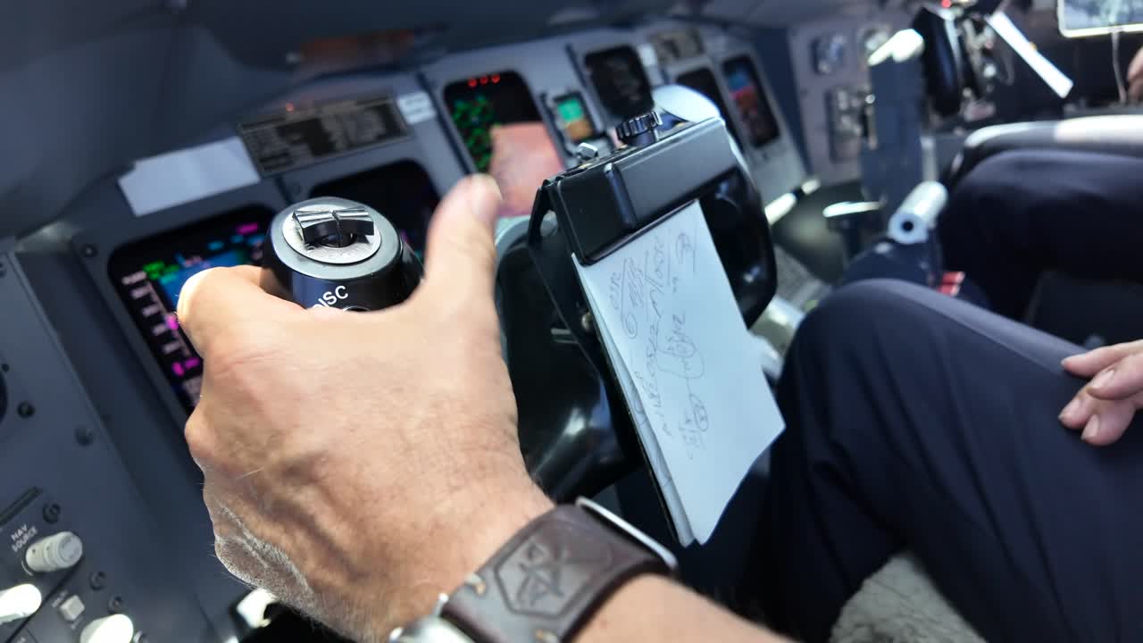 현대 제트 항공기의 컨트롤 을 조종하는 조종사의 왼손의 근접한 모습